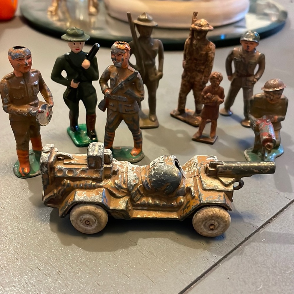 Vintage Lot of 9 Metal Army Soldiers Manoil Barclay? Imperfections